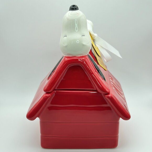 Snoopy Red Doghouse-shaped cookie jar by Rae Dunn | Cookie jar | Ceramic jar - Picture 3 of 14
